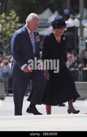Ottawa, Kanada. Mai 2025. König Karl III. Und Königin Camilla nehmen am 27. Mai 2025 an einer Kranzniederlegung im Grab des unbekannten Soldaten in Ottawa Teil. (Foto: Arrush Chopra/NurPhoto) Credit: NurPhoto SRL/Alamy Live News Stockfoto