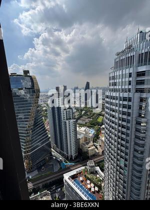 Wolkenkratzer in der thailändischen Hauptstadt mit Blick auf die Skyline im Stadtzentrum, Geschäftsviertel in der Innenstadt mit atemberaubender Infrastruktur für städtisches Wachstum. Moderne Türme in der Metropole Bangkok. Stockfoto