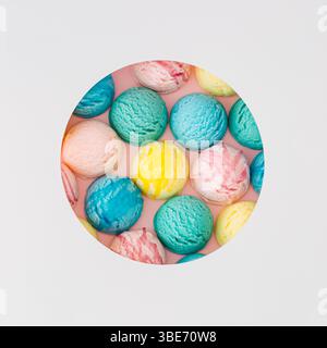 Sommerkomposition mit bunten Eiskugeln, präsentiert durch einen Papierausschnitt. Minimales Eis-Konzept. Trendiges, süßes Essen. Stockfoto