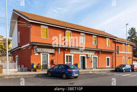 Bronte, Sizilien, Italien - 17. Februar 2023: Bahnhof Ferrovia Circumetnea in der Stadt Bronte über das Tal des Flusses Simeto am westlichen Hang von Moun Stockfoto