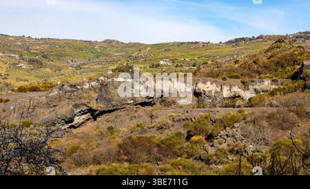 Bronte, Sizilien, Italien - 17. Februar 2023: Panoramablick auf den Westhang des Vulkans Ätna mit Lavaausbrüchen in Bronte über SIM Stockfoto