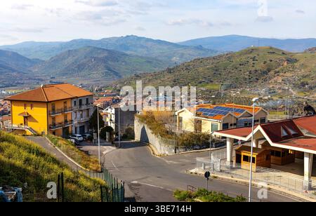 Bronte, Sizilien, Italien - 17. Februar 2023: Panoramablick auf die Stadt Bronte, berühmt für sizilianische Pistazie, über das Tal des Flusses Simeto am westlichen Hang des Mo Stockfoto