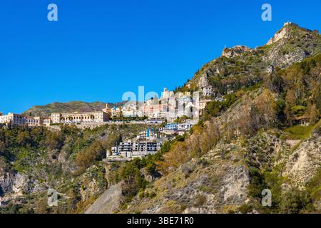 Taormina, Sizilien, Italien - 15. Februar 2023: Panoramablick auf die Küste von Taormina am Ionischen Meer mit Schloss Castello Saraceno, Giardini Naxos und Villagon Stockfoto