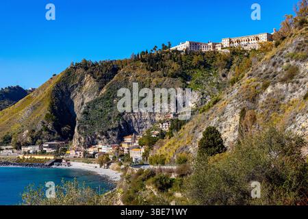 Taormina, Sizilien, Italien - 15. Februar 2023: Panoramablick auf die Küste von Taormina am Ionischen Meer mit Schloss Castello Saraceno, Giardini Naxos und Villagon Stockfoto