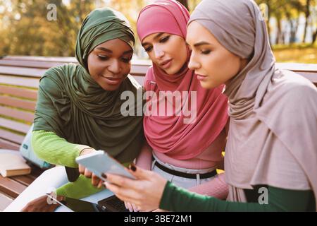 Islamische Frauen Studenten Mit Smartphone Mit Application Learning In Park Stockfoto