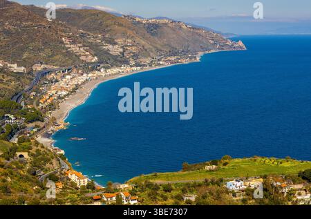 Taormina, Sizilien, Italien - 15. Februar 2023: Panoramablick auf Sizilien auf das ionische Meer von Taormina und Mazzaro in der Region Messina auf Sizilien Stockfoto