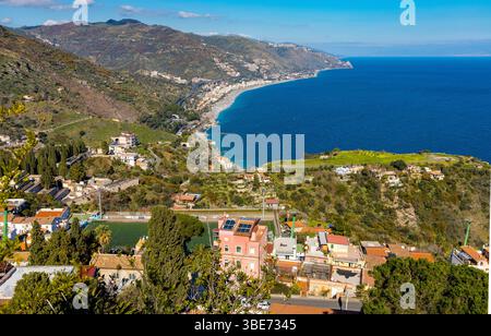 Taormina, Sizilien, Italien - 15. Februar 2023: Panoramablick auf Sizilien auf das ionische Meer von Taormina und Mazzaro in der Region Messina auf Sizilien Stockfoto