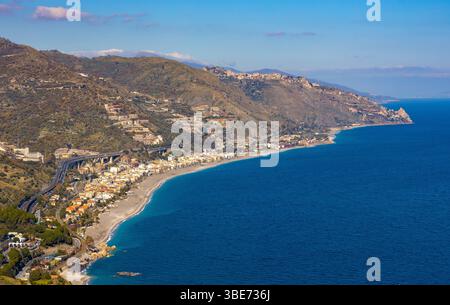 Taormina, Sizilien, Italien - 15. Februar 2023: Panoramablick auf Sizilien auf das ionische Meer von Taormina und Mazzaro in der Region Messina auf Sizilien Stockfoto