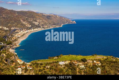 Taormina, Sizilien, Italien - 15. Februar 2023: Panoramablick auf Sizilien auf das ionische Meer von Taormina und Mazzaro in der Region Messina auf Sizilien Stockfoto