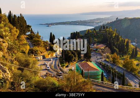 Taormina, Sizilien, Italien - 15. Februar 2023: Panoramablick auf die Küste von Taormina am Ionischen Meer mit den Städten Giardini Naxos und Villagonia und in Messina Re Stockfoto
