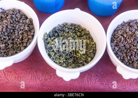 Schüsseln mit verschiedenen Loose Leaf Tees zum Verkosten auf einem Markt Stockfoto