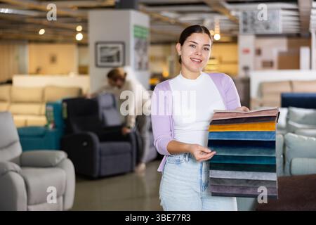 Porträt einer Frau, die Polsterproben vorlegt Stockfoto