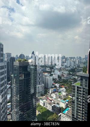 Thailands Wolkenkratzer Türme mit großen Fenstern im Stadtzentrum, Downtown mit atemberaubenden Bürogebäuden und Infrastruktur. Stadtlandschaft in der Metropole mit Türmen. Stockfoto