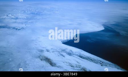 Luftaufnahme von Eis und Schnee entlang der Südostküste Grönlands Stockfoto