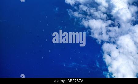 Luftaufnahme von Windturbinen in der Nordsee vor der Westküste Dänemarks Stockfoto