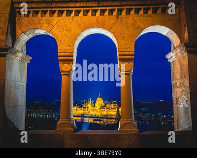 Nachtansicht auf das ungarische Parlamentsgebäude, beleuchtet bei Nacht, reflektiert in der Donau, vom Budaer Hügel aus gesehen Stockfoto