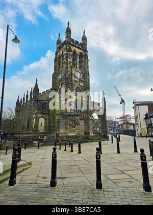 Ein atemberaubender Blick auf die St. Mary's Church in Stockport, Greater Manchester, Großbritannien. An einem klaren Tag festgehalten, steht diese ikonische, im neugotischen Stil erbaute Kirche hoch Stockfoto