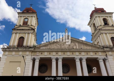 Imposanter Blick von unten auf die beiden Türme und Säulen der Tucuman Kathedrale. Genießen Sie die architektonische Pracht an einem Sommernachmittag mit einem Vater Stockfoto