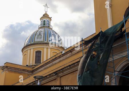 Blick auf die Kuppel des historischen Klosters Santo Domingo in San Miguel de Tucuman, Argentinien, mit dem Gerüst der aktuellen Restaurierung. A s Stockfoto