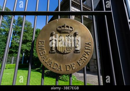 Nahaufnahme des offiziellen Siegels der spanischen Botschaft an einem Metalltor im Botschaftsviertel Berlins, das die Präsenz des Staates symbolisiert. Stockfoto