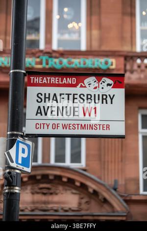 Straßenschild zur Shaftesbury Avenue in Londons Theatreland, City of Westminster. Stockfoto