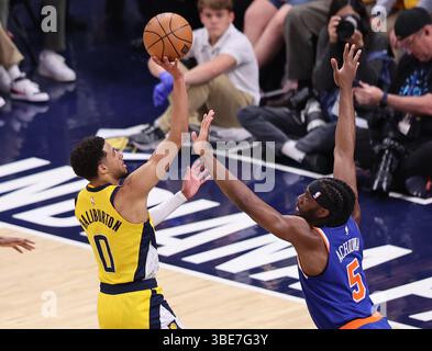 Indianapolis, Usa. Mai 2025. Indiana Pacers Tyrese Haliburton (0) schießt am Dienstag, den 27. Mai 2025, über New York Knicks Precious Achiuwa (5) im ersten Viertel des Finalspiels der Eastern Conference in Indianapolis (Indiana). Foto: Aaron Josefczyk/UPI Credit: UPI/Alamy Live News Stockfoto