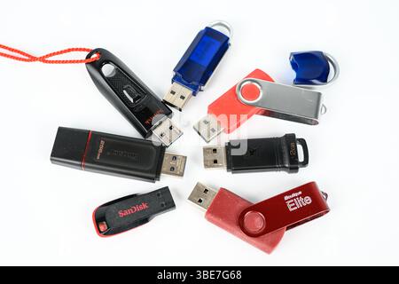 Verschiedene Arten von gut gebrauchten USB-Speichersticks – Wales, Großbritannien – 17. Mai 2025 Stockfoto