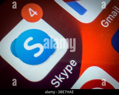 BELGRAD, SERBIEN - 15. MÄRZ 2025: Makro eines Smartphone-Bildschirms zeigt das blaue Skype-Symbol-Logo. Skype war eine Instant Messaging- und Videoanruf-Anwendung Stockfoto