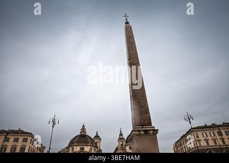 Flacher Blick auf den Flaminio Obelisk, der über der Piazza del Popolo in Rom, italien thront. Der Granitschacht erhebt sich über den Doppelkuppelkirchen und Stockfoto