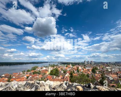 Das erhöhte Panorama über Zemuns Gardos-Hügel zeigt rote Ziegeldächer, Kirchtürme und die moderne Skyline von Novi Beograd an der Donau unter einem Himmel Stockfoto