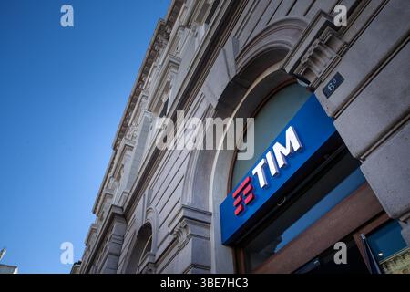 TRIEST, ITALIEN - 17. DEZEMBER 2024: Außenansicht eines TIM-Geschäfts in Triest, Italien. Ehemals Telecom Italia, ist der wichtigste Telefonanbieter und Internet SE Stockfoto