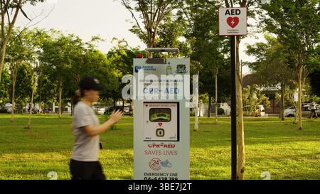 Eine Notfalldefibrillatorstation wurde kürzlich in Taman Jajar Sungai Ara, Bayan Lepas, Penang, installiert. Stockfoto