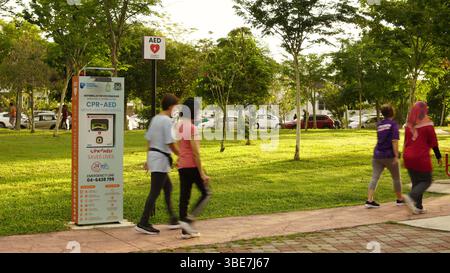 Eine Notfalldefibrillatorstation wurde kürzlich in Taman Jajar Sungai Ara, Bayan Lepas, Penang, installiert. Stockfoto