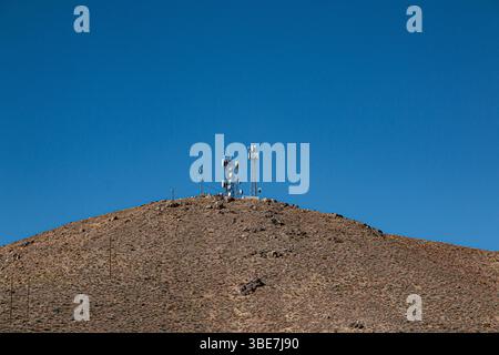Kommunikationsmikrowellen und Mobilfunktürme auf einem hohen Hügel. Stockfoto
