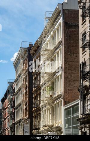 Der historische Stadtteil Soho beherbergt viele gusseiserne Fassadengebäude, 2025, New York City, USA Stockfoto