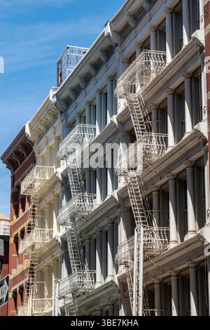 Der historische Stadtteil Soho beherbergt viele gusseiserne Fassadengebäude, 2025, New York City, USA Stockfoto