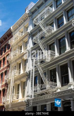 Der historische Stadtteil Soho beherbergt viele gusseiserne Fassadengebäude, 2025, New York City, USA Stockfoto