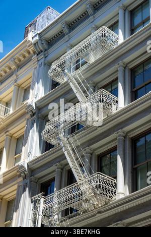 Der historische Stadtteil Soho beherbergt viele gusseiserne Fassadengebäude, 2025, New York City, USA Stockfoto