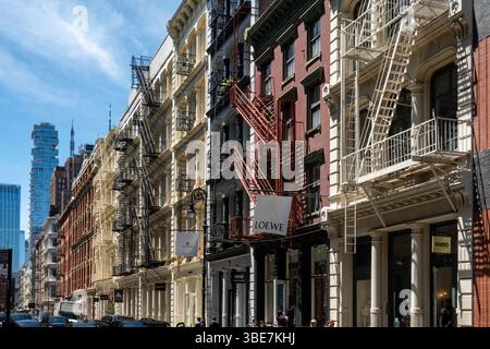 Der historische Stadtteil Soho beherbergt viele gusseiserne Fassadengebäude, 2025, New York City, USA Stockfoto
