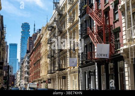 Der historische Stadtteil Soho beherbergt viele gusseiserne Fassadengebäude, 2025, New York City, USA Stockfoto