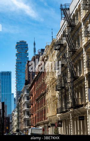 Der historische Stadtteil Soho beherbergt viele gusseiserne Fassadengebäude, 2025, New York City, USA Stockfoto