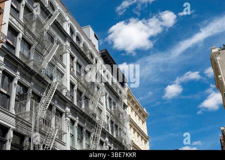 Der historische Stadtteil Soho beherbergt viele gusseiserne Fassadengebäude, 2025, New York City, USA Stockfoto