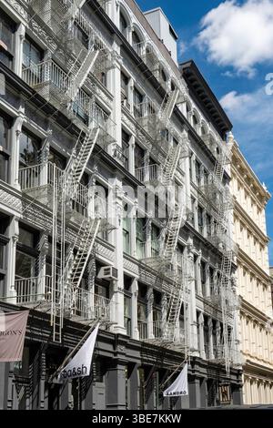 Der historische Stadtteil Soho beherbergt viele gusseiserne Fassadengebäude, 2025, New York City, USA Stockfoto