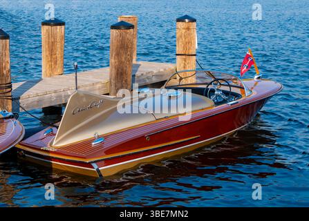 NISSWA, MN - 12. SEP 2024: Klassisches Vintage-Motorboot Chris Craft aus Holz und Fiberglas, das auf dem Wasser schwimmt, mit einem Seil am Dock auf einem Minnesota l Stockfoto