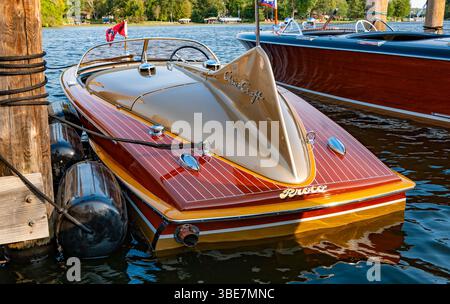 NISSWA, MN - 12. SEP 2024: Klassisches Vintage-Motorboot Chris Craft aus Holz und Fiberglas, das auf dem Wasser schwimmt, mit einem Seil am Dock auf einem Minnesota l Stockfoto