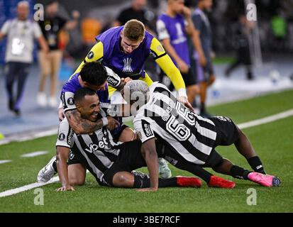 Rio De Janeiro, Brasilien. Mai 2025. Estádio Olímpico Nilton Santos RIO DE JANEIRO, BRASILIEN - Mai 27: Botafogo-Spieler feiern den Sieg ihres Teams nach dem Spiel der Copa CONMEBOL Libertadores 2025 zwischen Botafogo und Universidad de Chile Estádio Olímpico am 27. Mai 2025 in Rio de Janeiro, Brasilien. (André Ricardo/SPP) Credit: SPP Sport Press Photo. /Alamy Live News Stockfoto