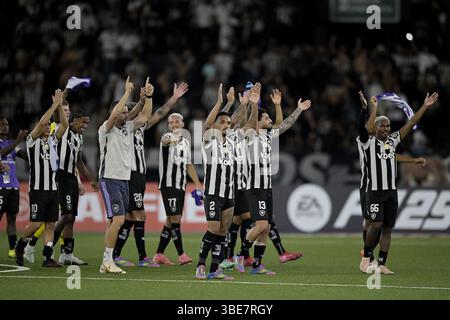 Rio De Janeiro, Brasilien. Mai 2025. RJ - RIO DE JANEIRO - 05/27/2025 - 2025 LIBERTADORES CUP, BOTAFOGO x UNIVERSIDAD DE CHILE - BOTAFOGO-Spieler feiern den Sieg ihrer Mannschaft bei einem Spiel gegen Universidad de Chile im Engenhao-Stadion für die Copa Libertadores-Meisterschaft 2025. Foto: Alexandre Loureiro/AGIF Credit: AGIF/Alamy Live News Stockfoto