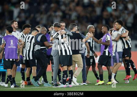 27. Mai 2025, Rio de Janeiro, Brasilien: Mateo Ponte, Cheftrainer Renato Paiva und Spieler von Botafogo feiern nach dem Spiel zwischen dem brasilianischen Botafogo und der chilenischen Universidad de Chile für die Sechsrunde der Gruppe A der Copa Libertadores 2025, Stockfoto