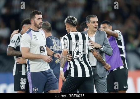 27. Mai 2025, Rio de Janeiro, Brasilien: Mateo Ponte, Cheftrainer Renato Paiva und Spieler von Botafogo feiern nach dem Spiel zwischen dem brasilianischen Botafogo und der chilenischen Universidad de Chile für die Sechsrunde der Gruppe A der Copa Libertadores 2025, Stockfoto