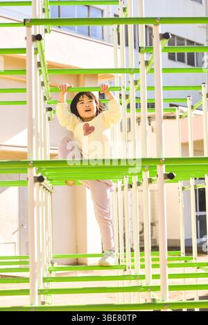 Ein Kleinkind, das im Dschungelstudio arbeitet Stockfoto